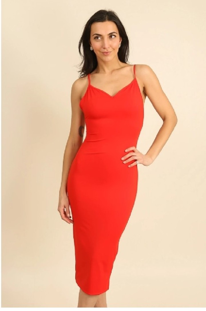 Robe longue ajustée à fines bretelles et dos échancré