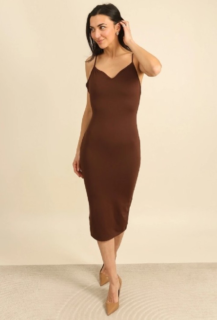 Robe longue ajustée à fines bretelles et dos échancré