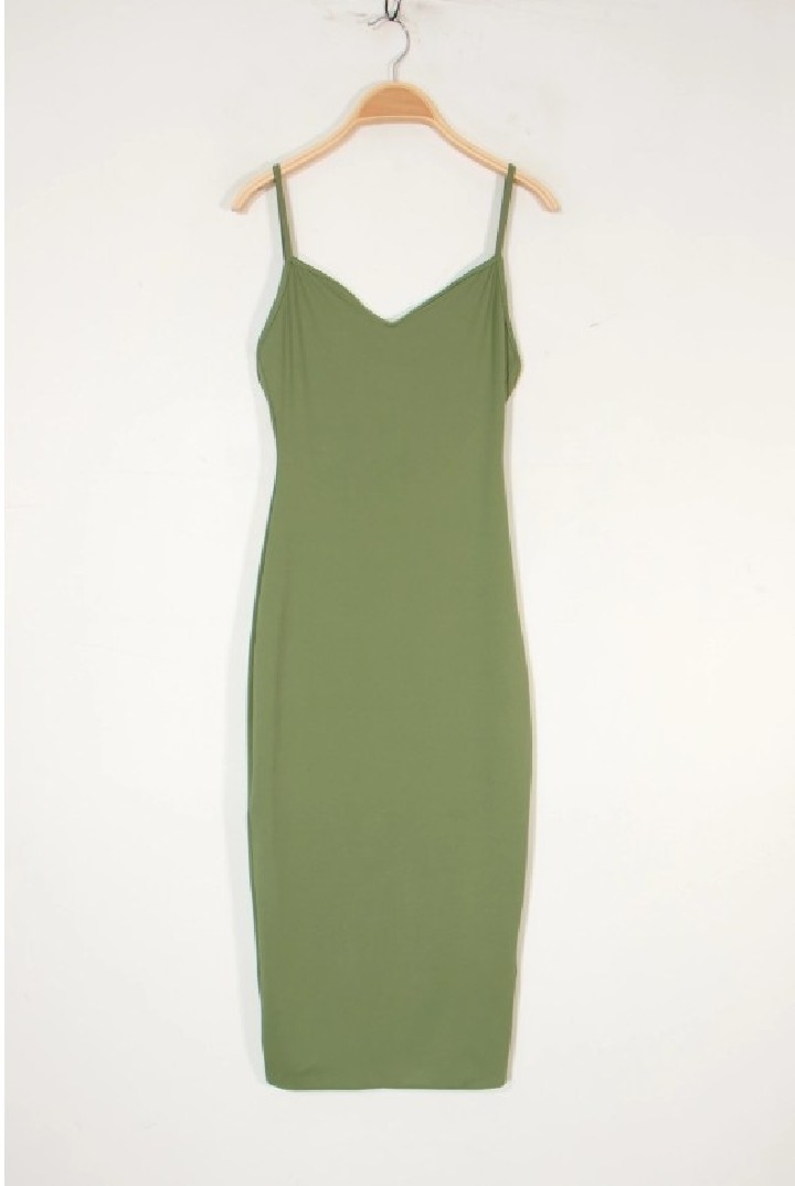 Robe longue ajustée à fines bretelles et dos échancré