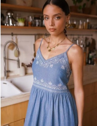 Robe longue à bretelles brodée