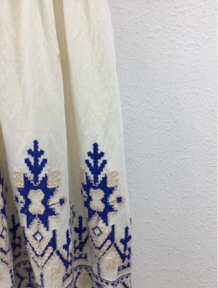 Robe courte avec détail brodé