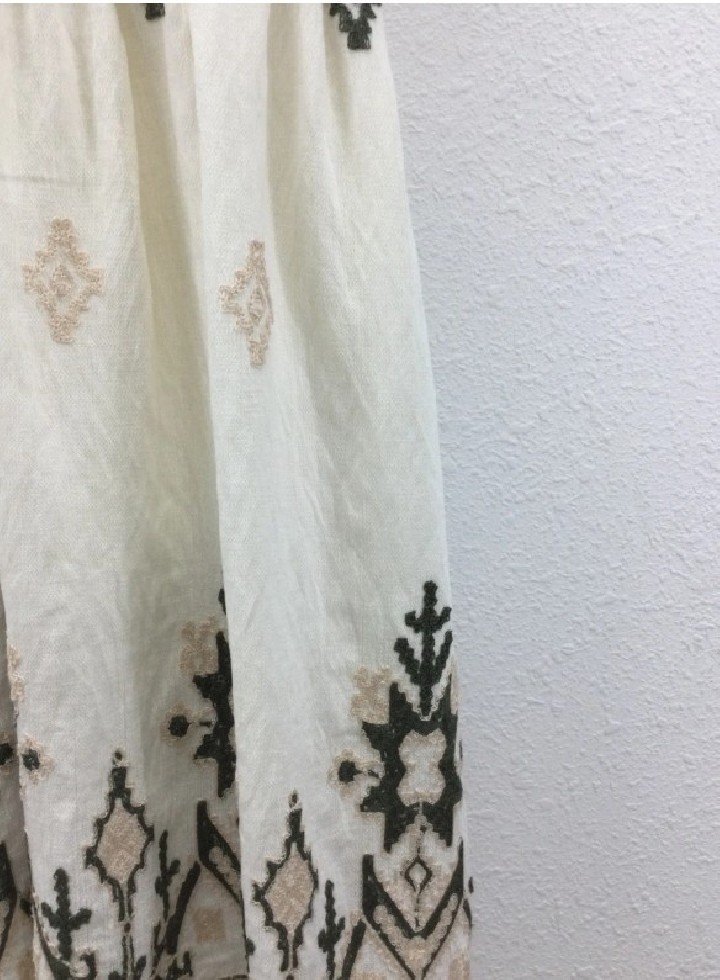 Robe courte avec détail brodé