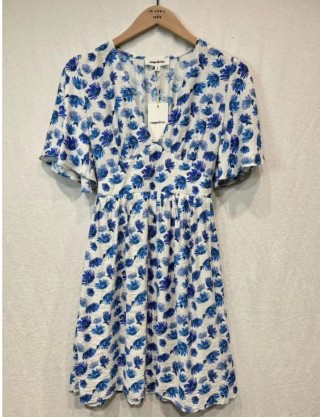 Robe courte fleurie à décolleté en V