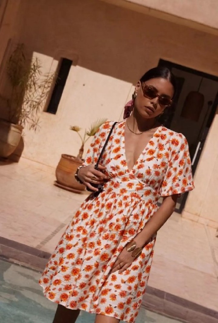 Robe courte fleurie à décolleté en V