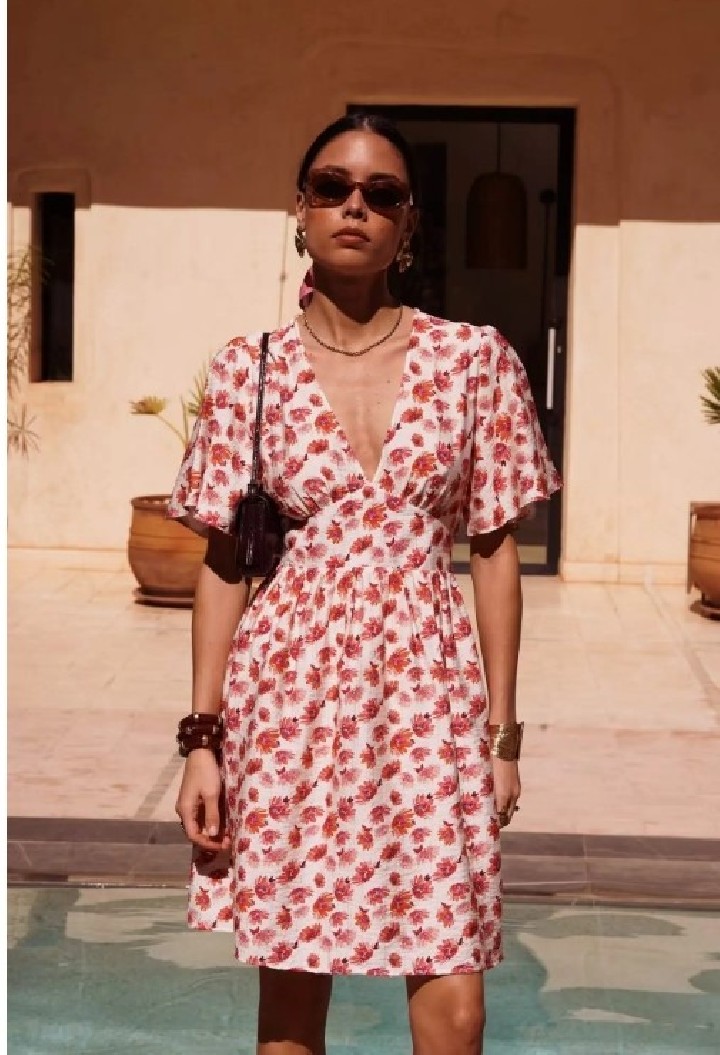 Robe courte fleurie à décolleté en V