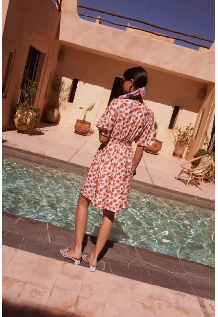 Robe courte fleurie à décolleté en V