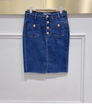 Jupe en jean stretch à boutons dorés